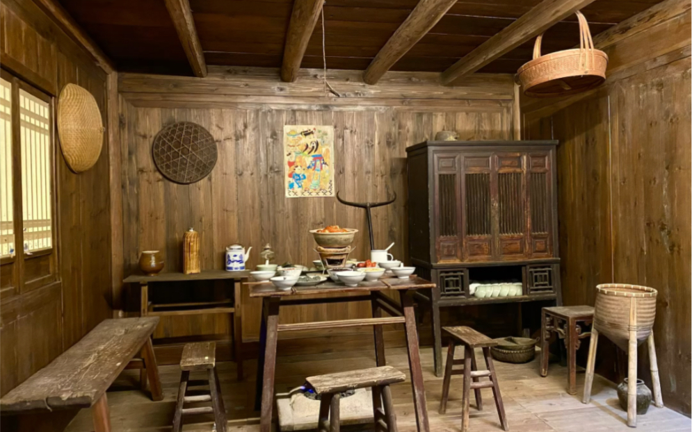 今天带大家看一下中国畲族博物馆,我也是第一次来呢,看到畲族民居我