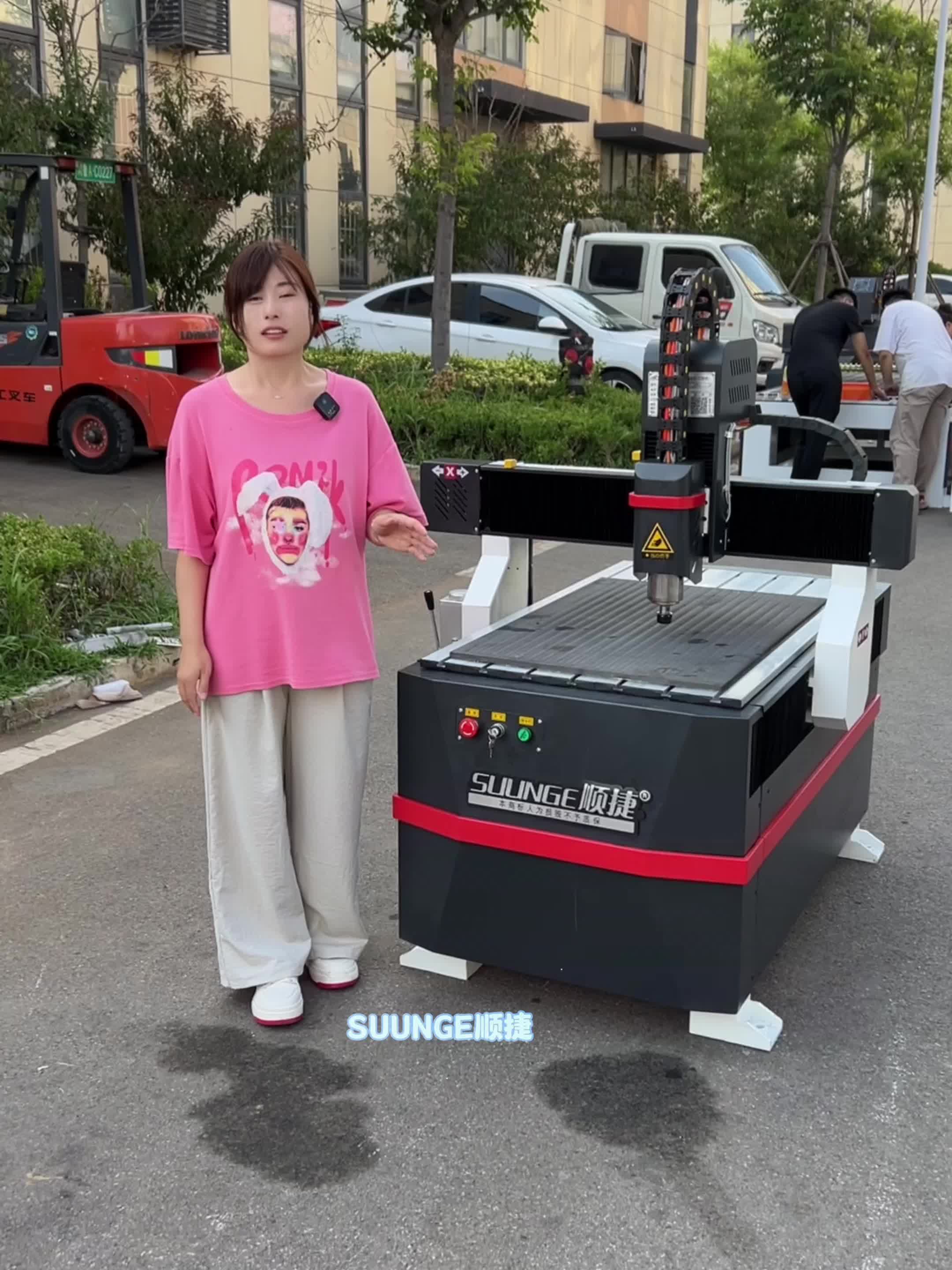 顺捷数控雕刻机可加工双色板 亚克力 pvc等材料可做切割 打孔 铣型