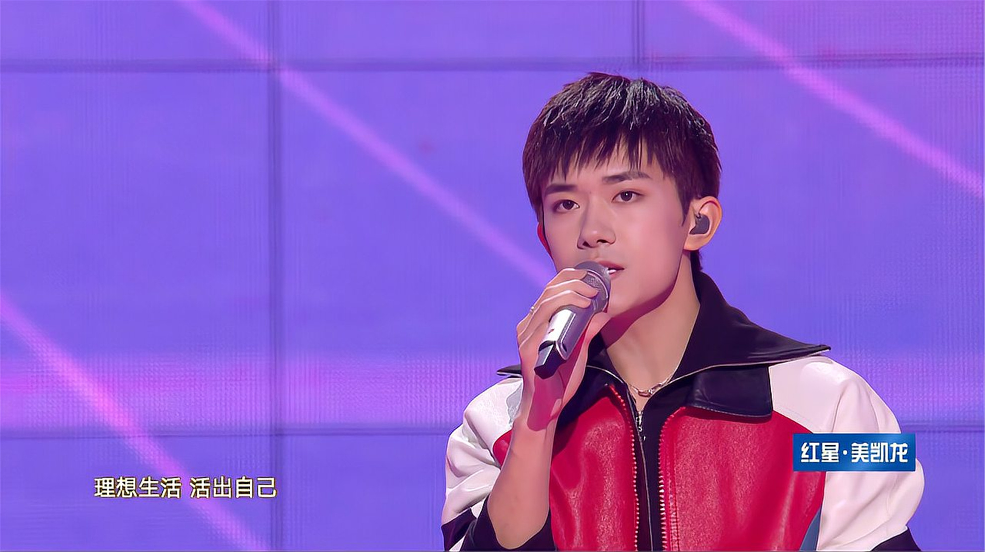 天猫双11:易烊千玺温暖演唱打气歌《1起挺你》,猫晚完美落幕!