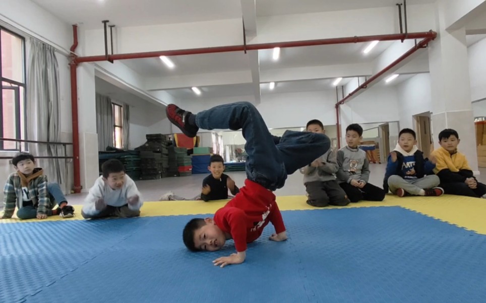 街舞社团的孩子们第一次进行freeze练习