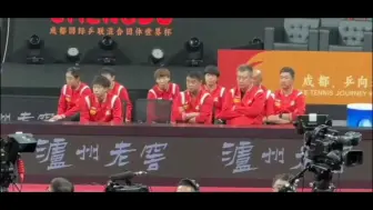 Скачать видео: 胖莎  今天又是白告让我们莎莎坐前面，甜甜的一天