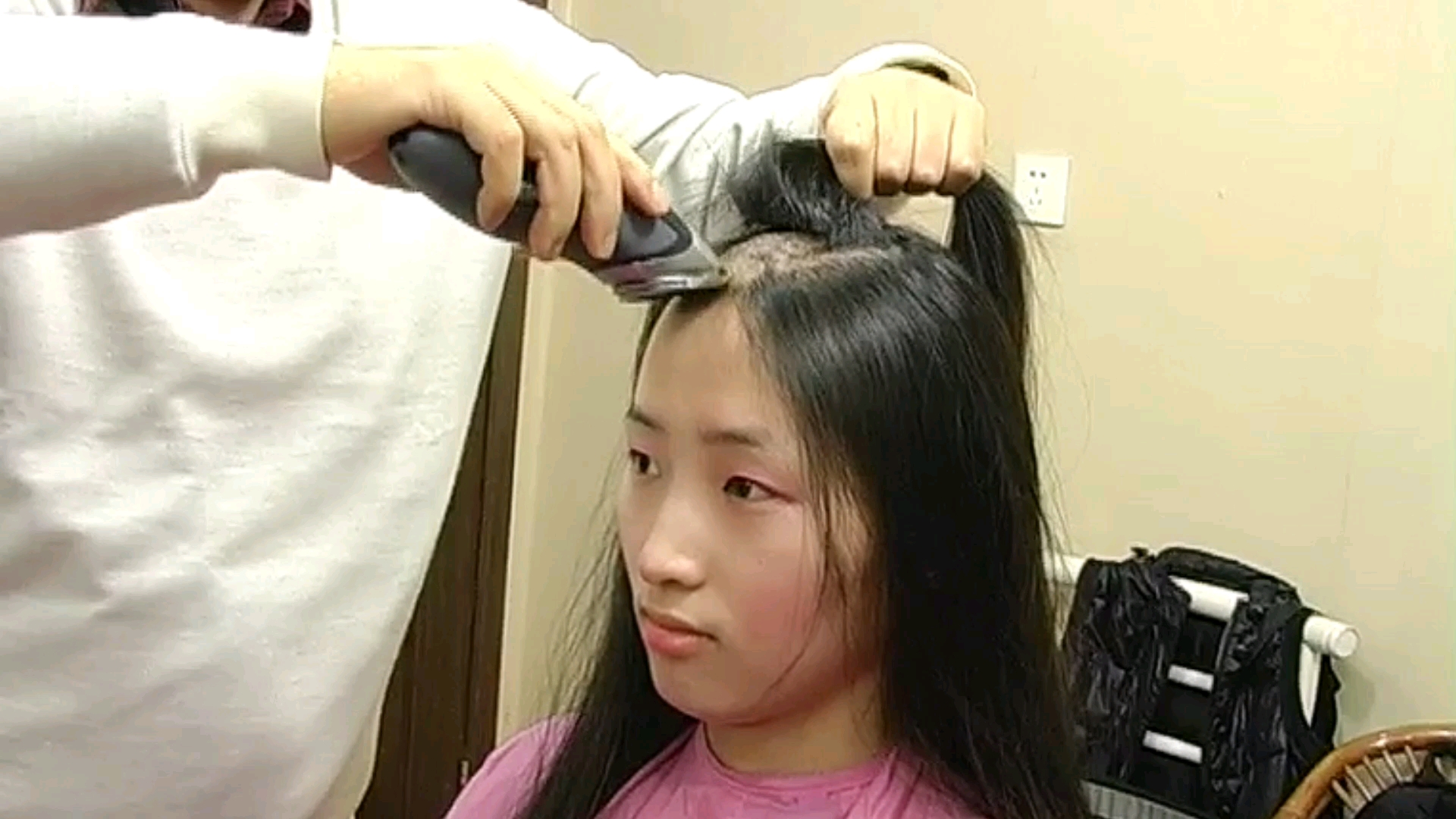 敢尝试剃光头的女人都是有故事的人出来不缺从头再来的勇气