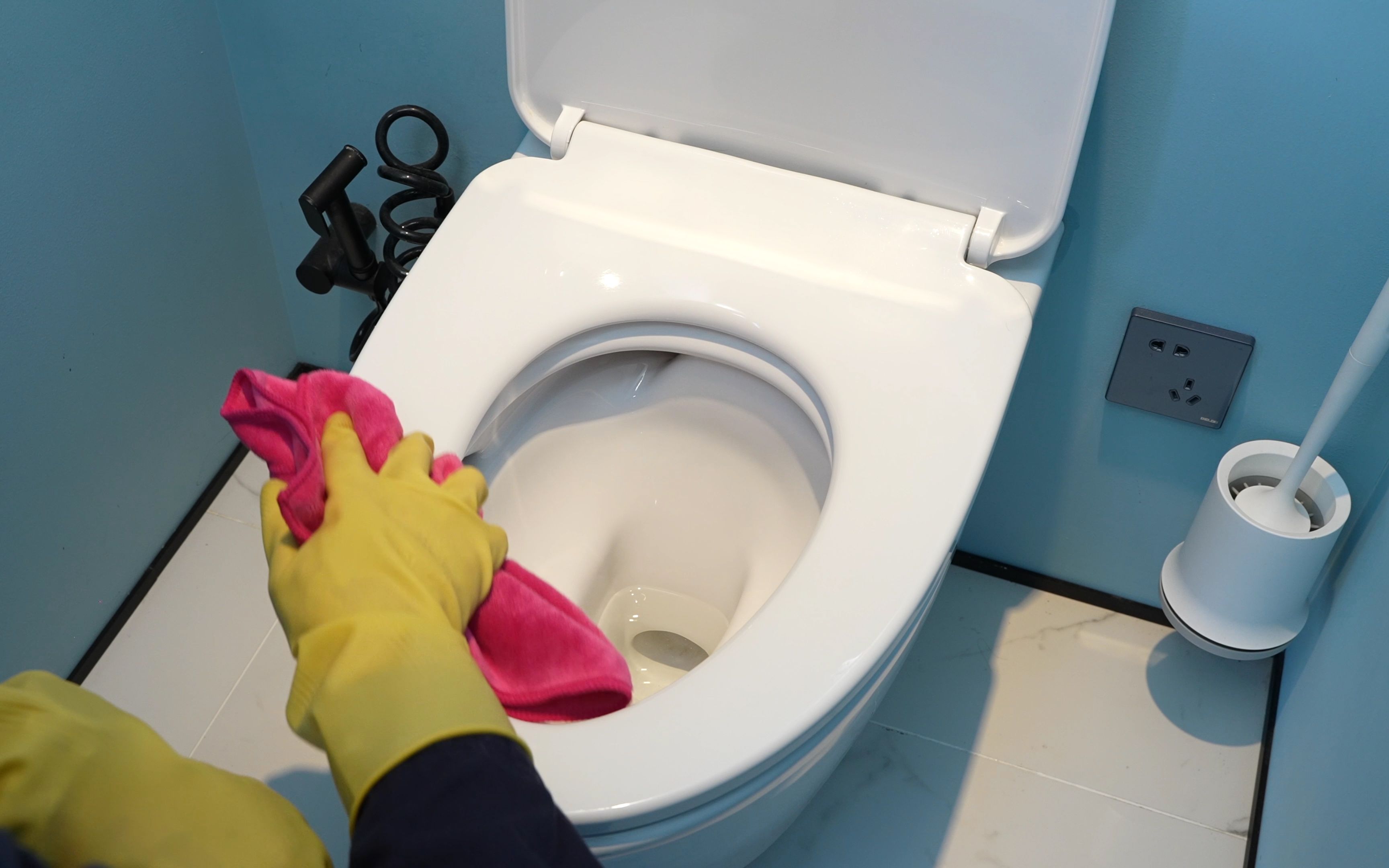 02清洁马桶外部