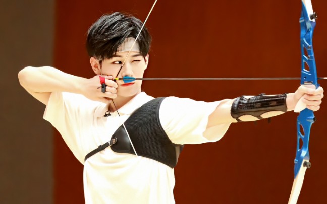 17岁热血爱豆张真源运动会一箭10环!