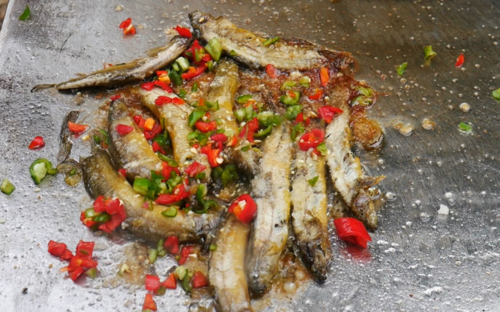 泥鳅还可以这样吃,用铁板烤一烤,焦香酥脆,看着都流口水