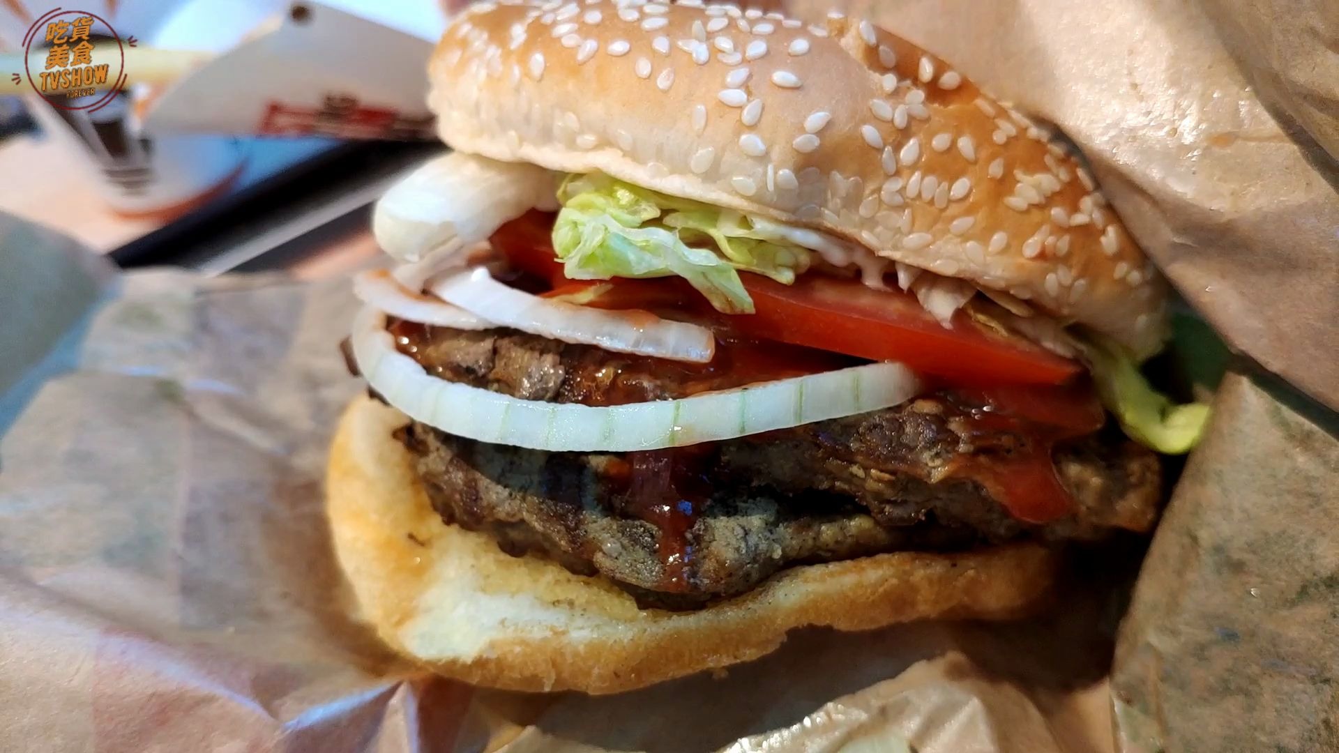 现点现烤牛肉汉堡,双层牛肉加上洋葱蕃茄,一口咬下香气满嘴,赞