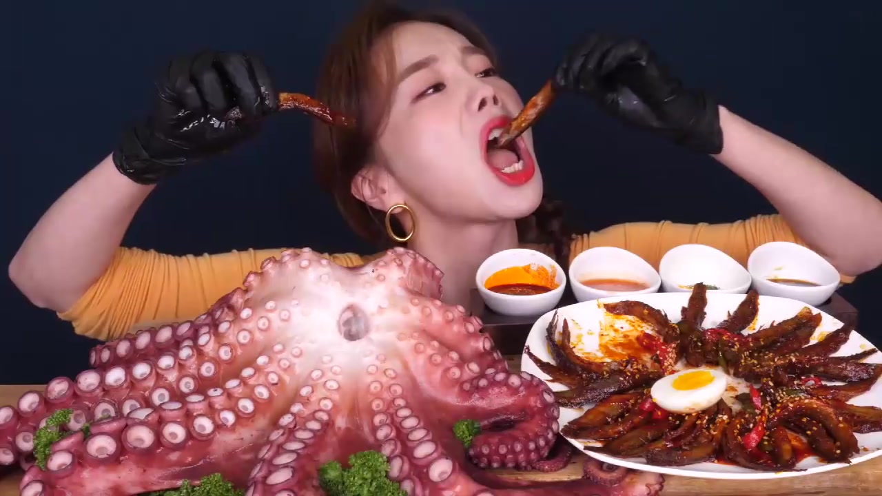 美女挑战试吃超大海鲜章鱼,看美女主播品尝章鱼和泥鳅美食的滋味