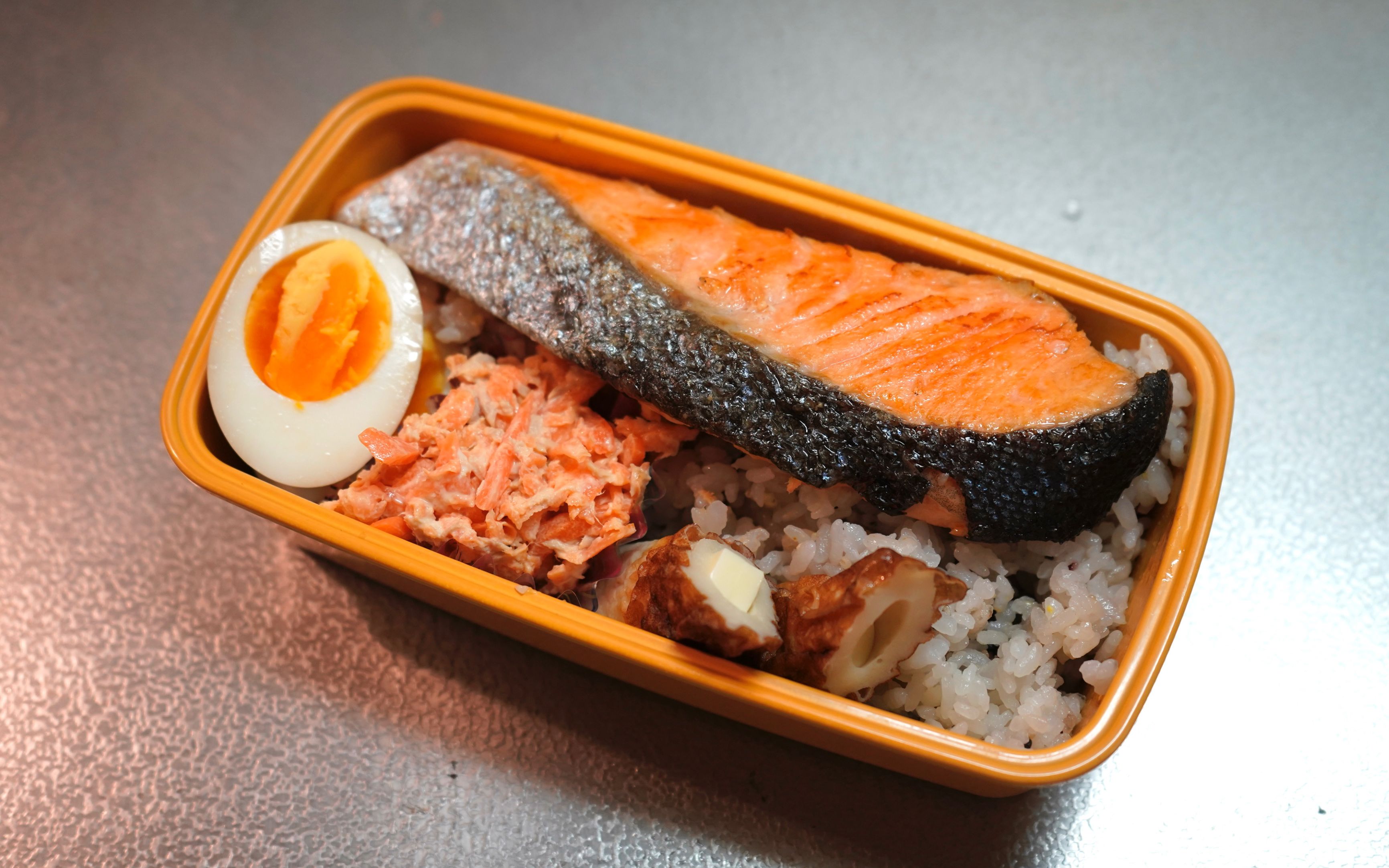 【日本上班族的午餐便当】晚上备菜/蛋黄酱拌金枪鱼和胡萝卜/芝士竹轮