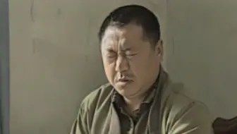 与桂英吵架后，德彪在家苦读《儿子兵法》
