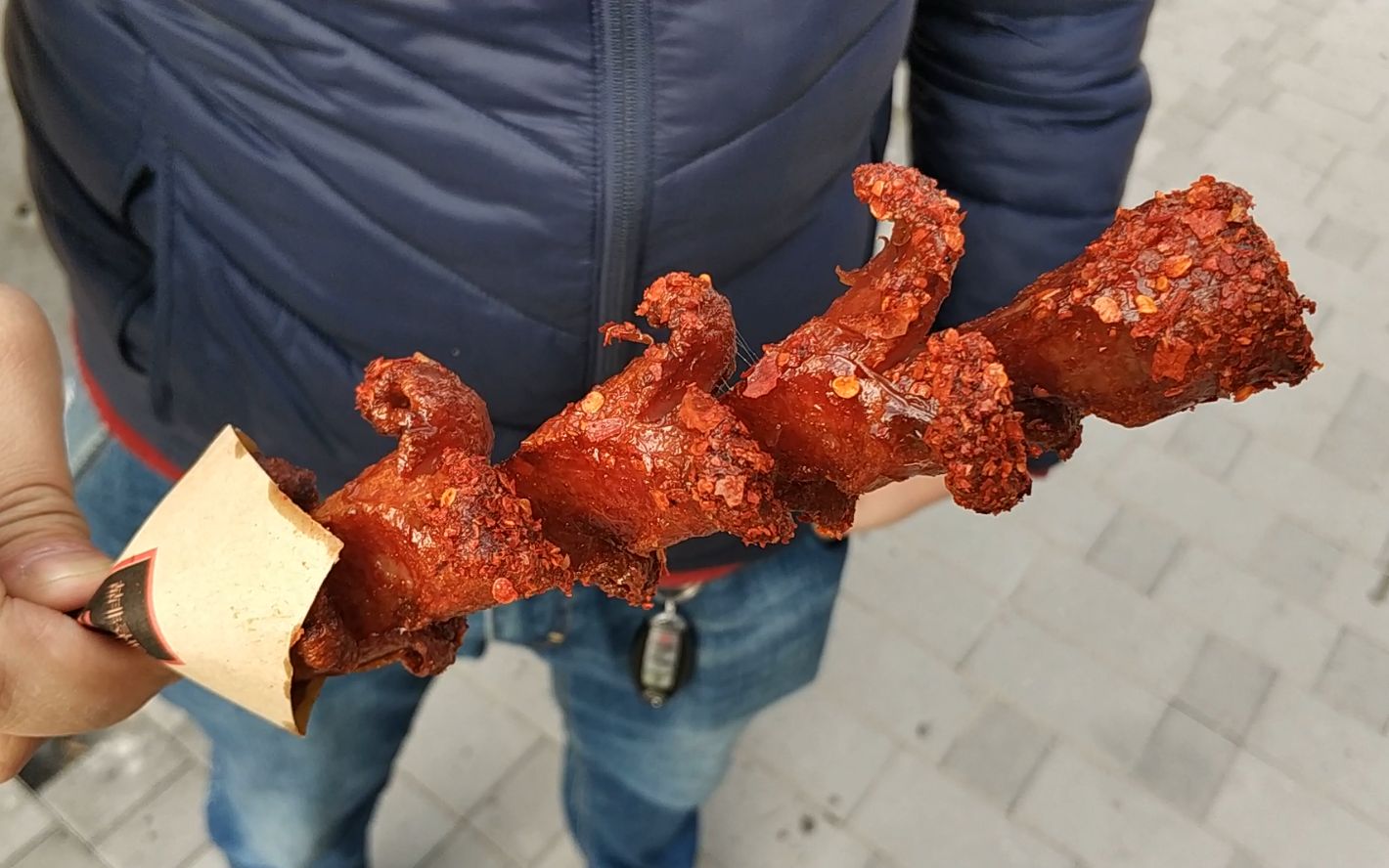 最近火爆街头的老长沙大香肠,15元一根的炸香肠,竟然让人很失望?