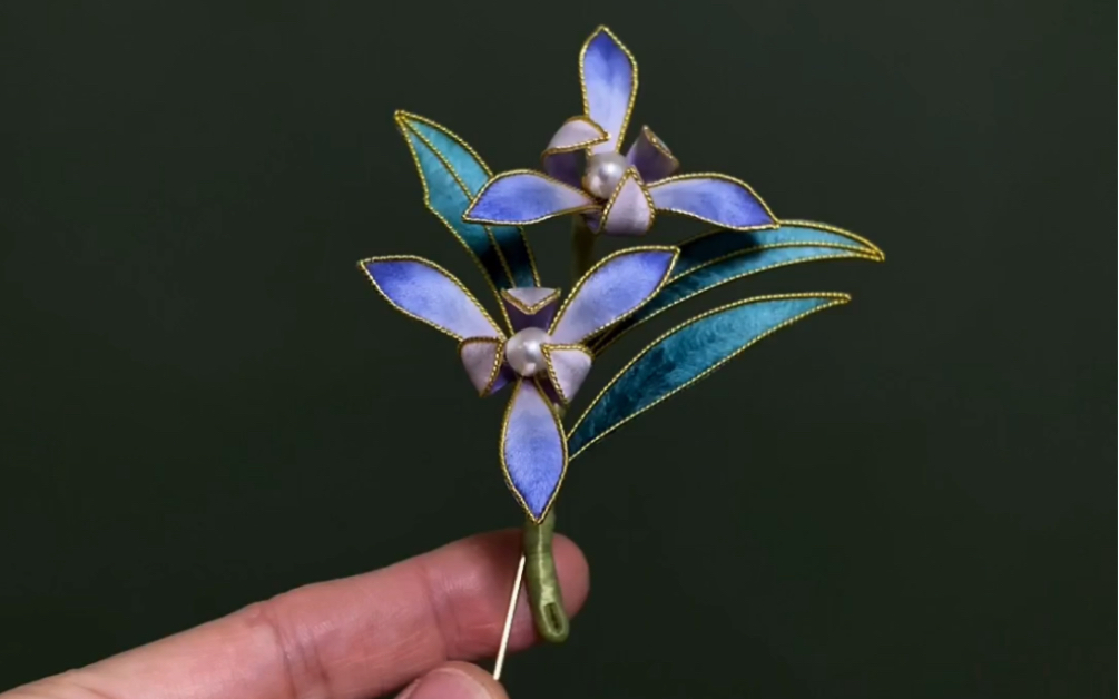 掐一只兰花胸针