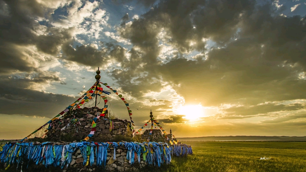 贡宝拉格草原上的敖包与晚霞