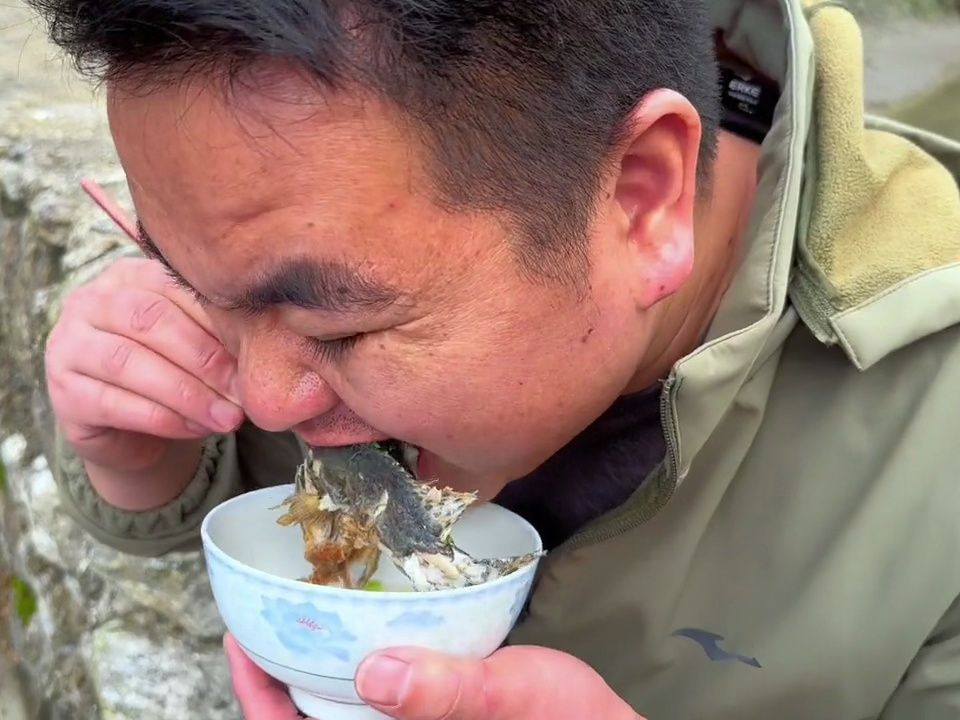 [图]今天利用虹吸抽干小水塘，捉到船钉子鱼和鳜鱼，又是美味的一餐！