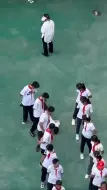 Tải video: 上海一中学通报学生体锻课晕倒无人问津：教师失职行为将严肃处理