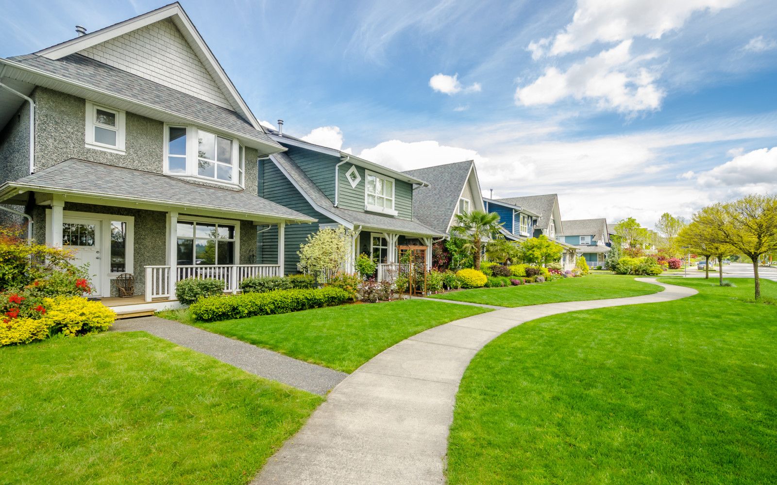 行驶在美国北卡罗来纳州的乡村社区
