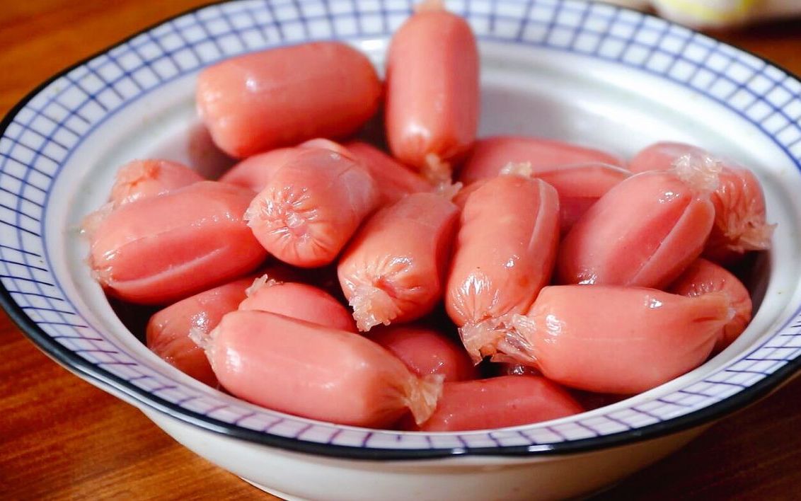 一盘小香肠,一块菠萝,教你菠萝咕咾香肠的做法,酸甜适口