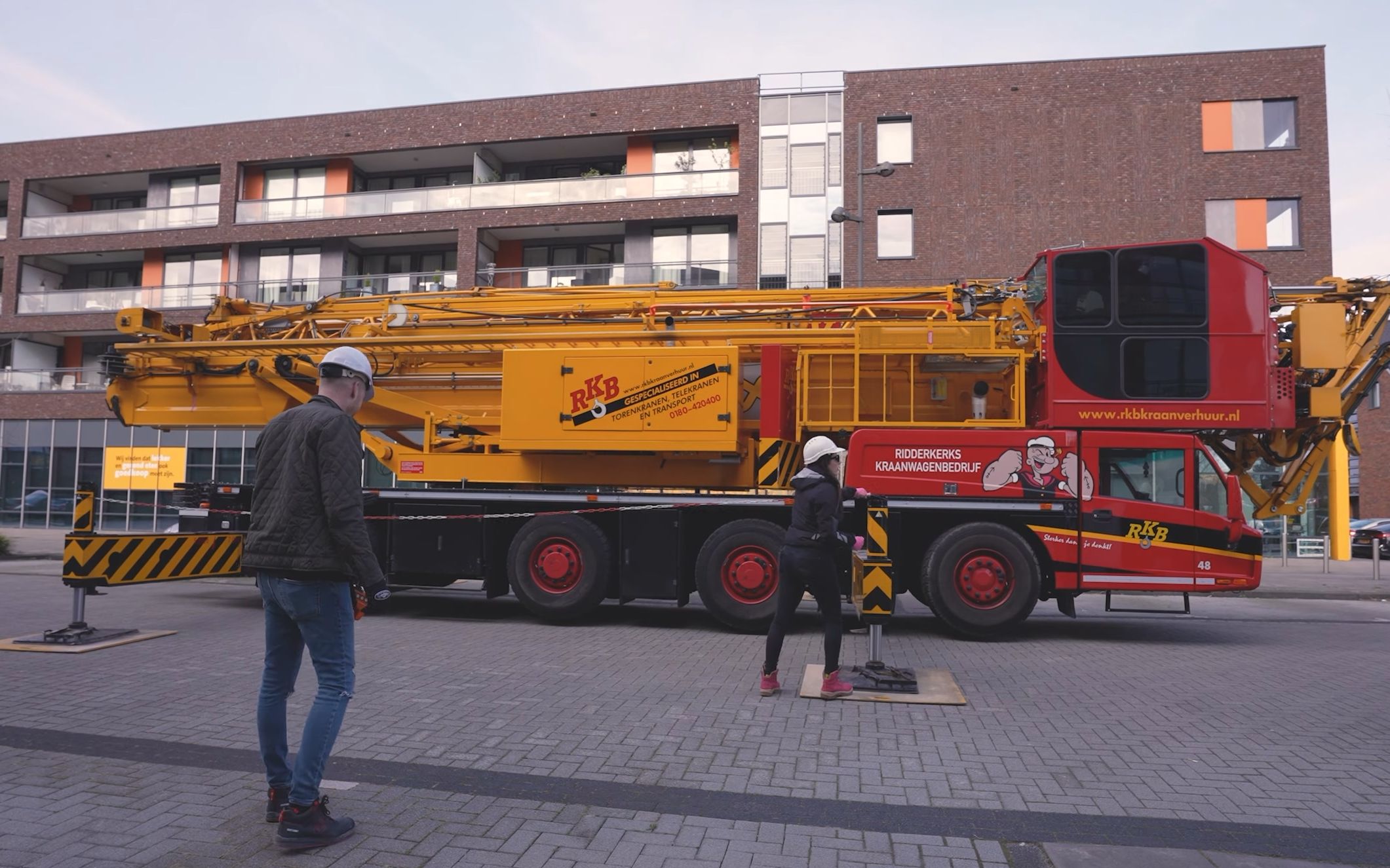 外国小哥体验操作车载塔式起重机