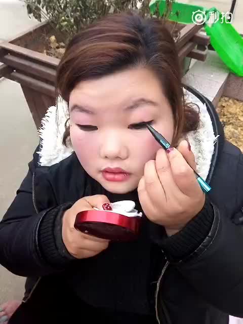 当画好眼线睁眼的那一刻,对不起我不厚道的笑了