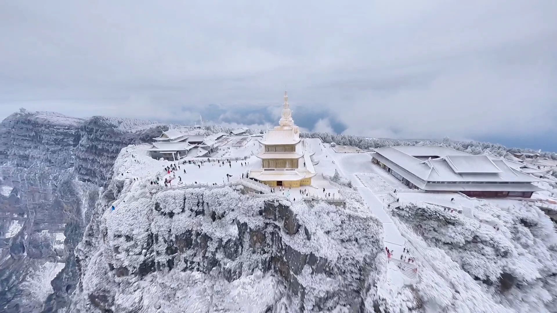 今年再去峨眉山看一次雪吧,峨眉山两日游含吃住行,想详细了解的伙伴赶紧戳我吧哔哩哔哩bilibili