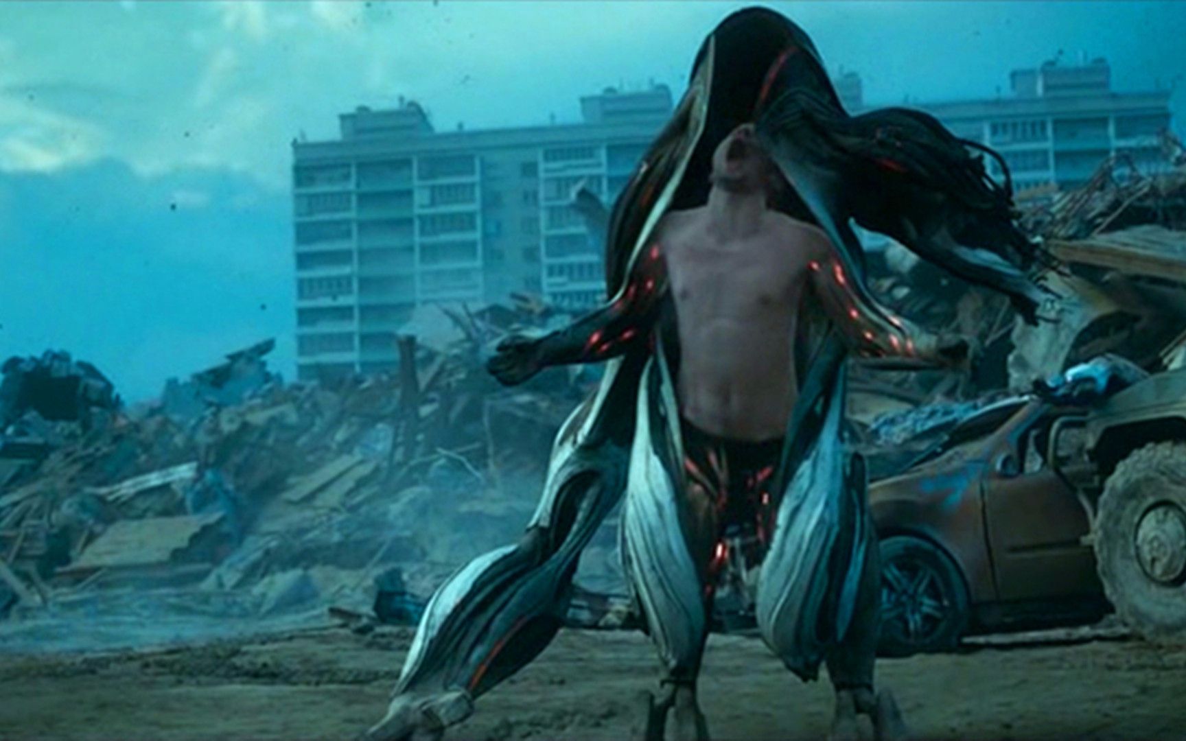 小伙捡到外星盔甲穿上后力大无穷把外星人虐暴了