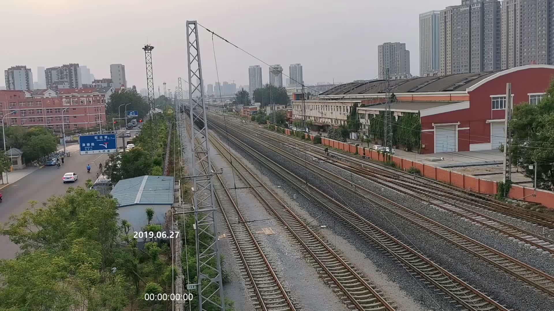 津山线天津四号楼k1527次火车快速从天津站方向开来