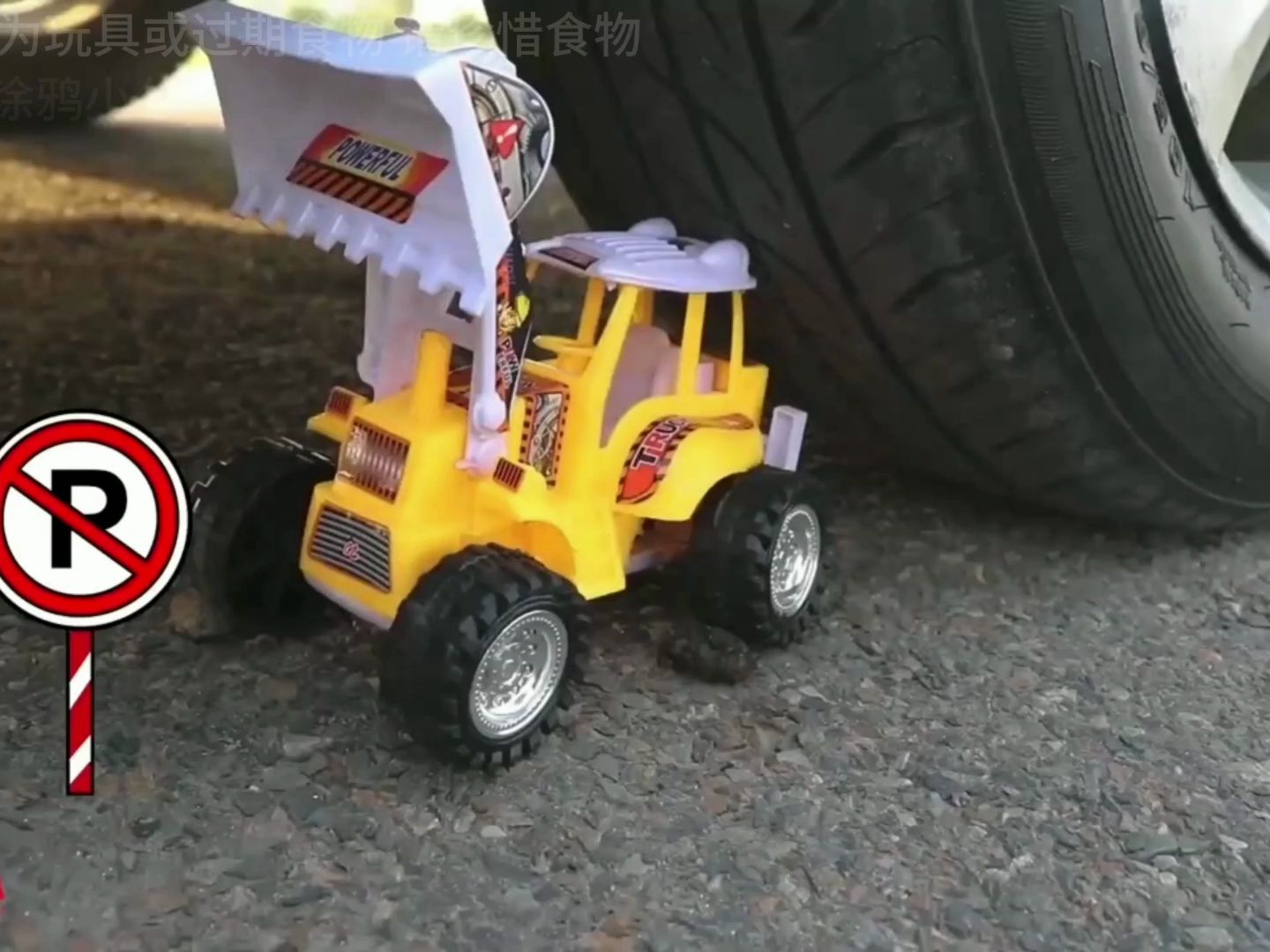 奥特曼陪你看汽车碾压解压亲子早教视频,碾压玩具工程车西瓜瓶子