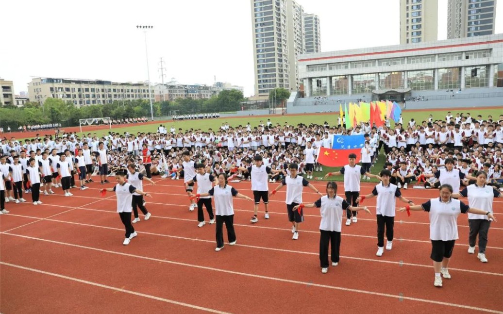 [图]艾青中学高二5班运动会入场式（班主任垃圾手机版）