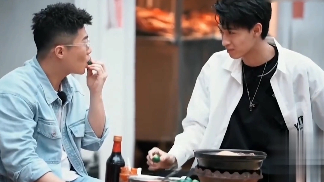 德云社 专业套路秦霄贤:周九良忽悠老秦吃青柠,老秦酸到表情失控!