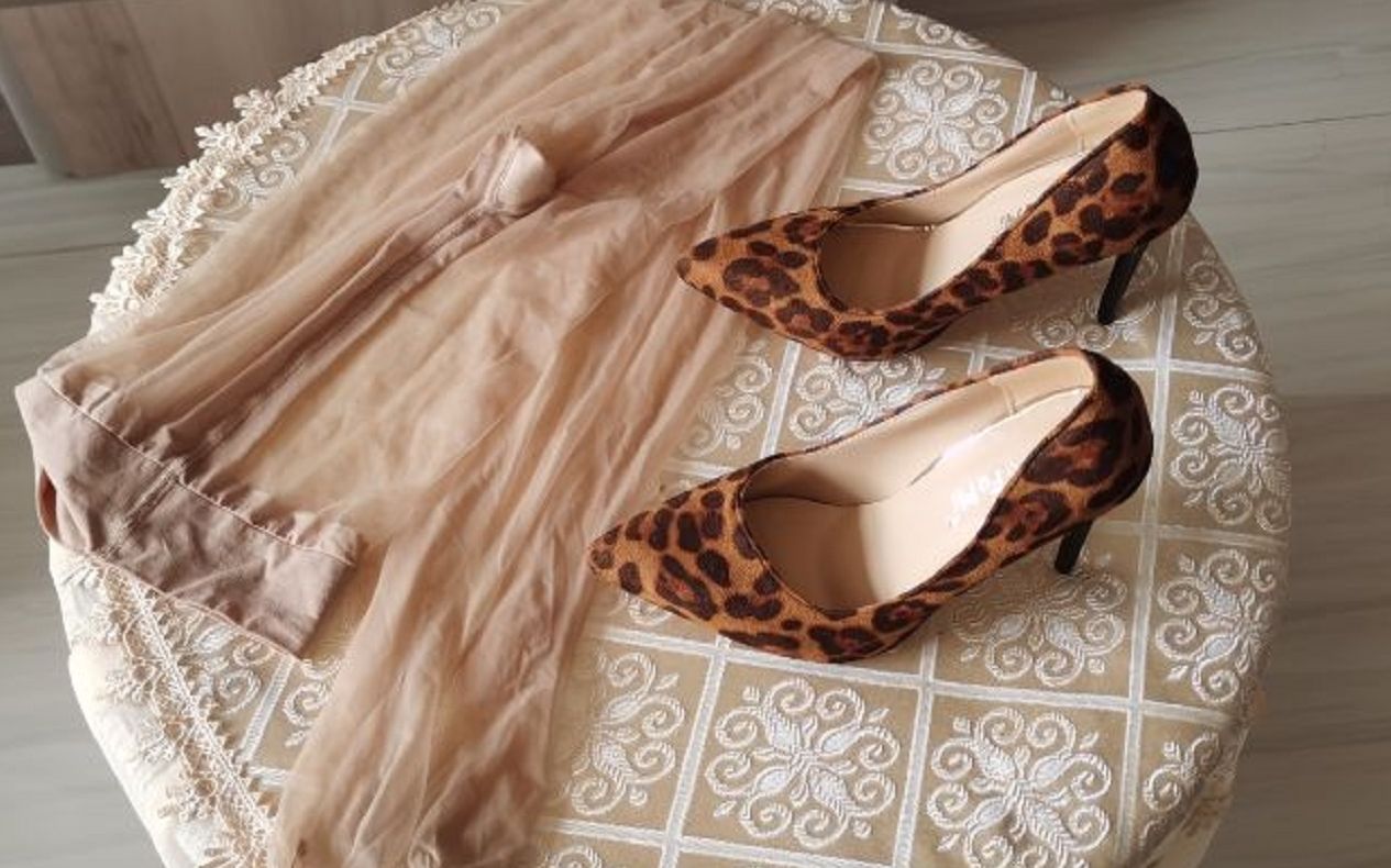 妹子试穿10cm豹纹高跟鞋,搭配肤色丝袜,穿上后超赞!