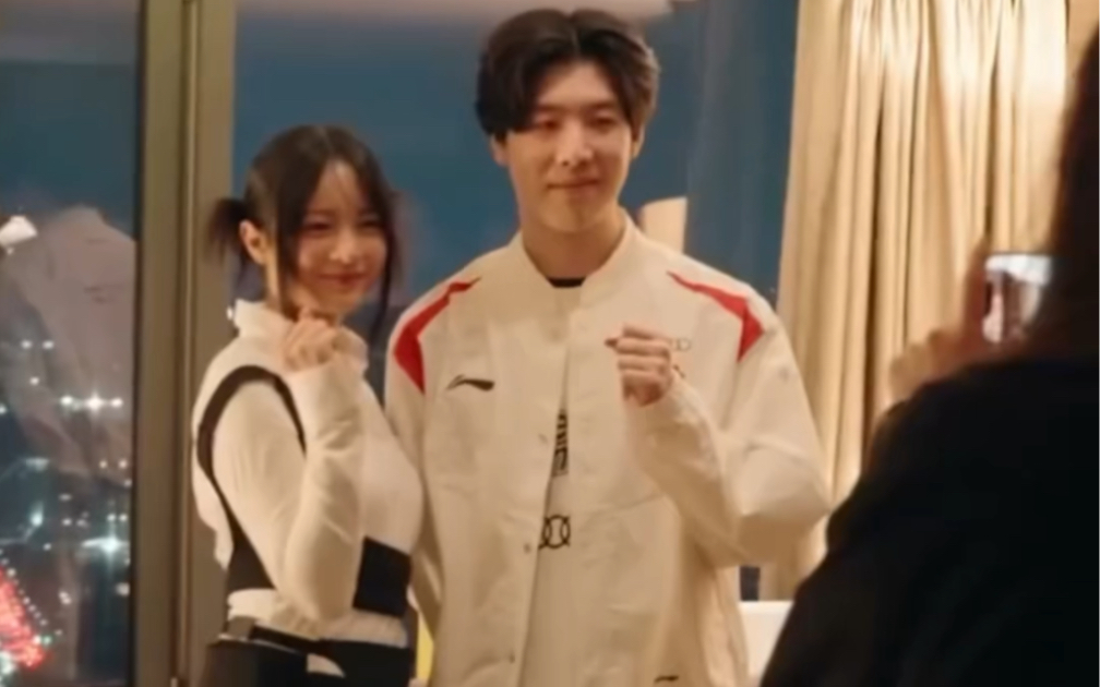 lol官推更新与hanni合影的theshy