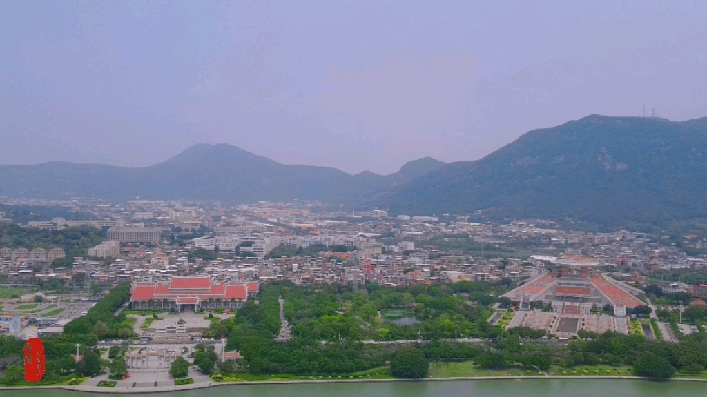 航拍泉州西湖公园碧水云天,远处清源山