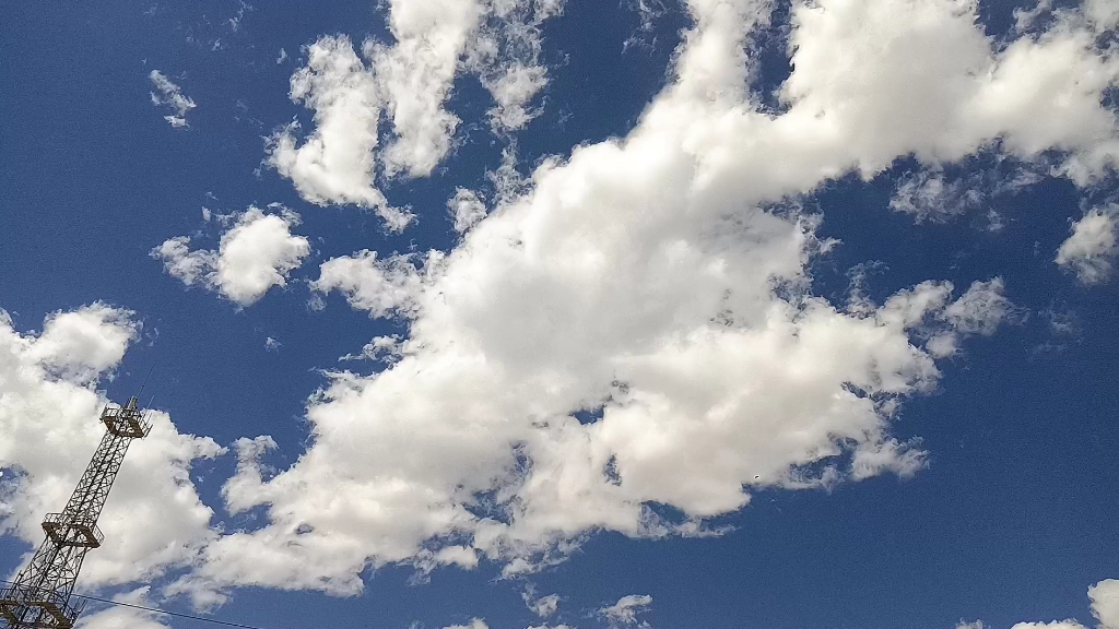 蓝天白云在这个夏天,是多么的干净温柔,这个夏天都要快乐!