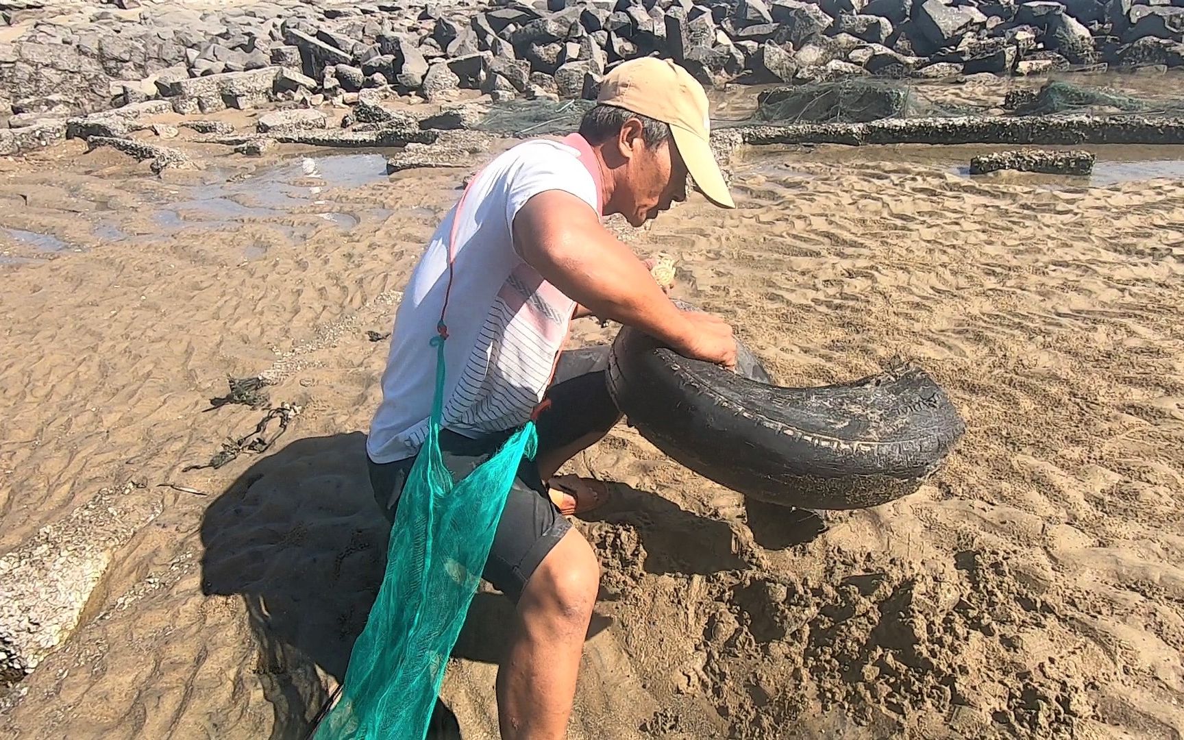 来叔赶海发现废弃轮胎,拿起来竟吓的一把甩掉,大猛货在里面筑窝