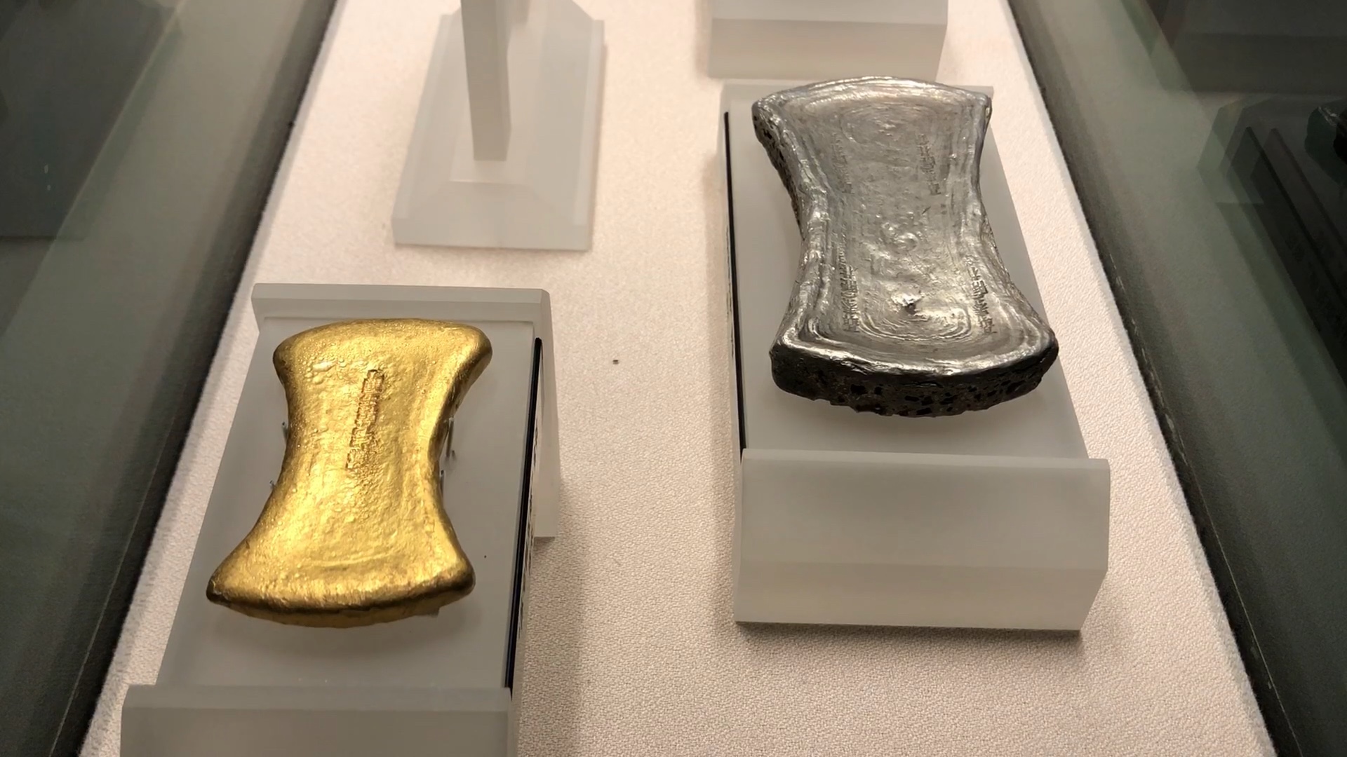 手掌大的宋代金银锭美文物国宝