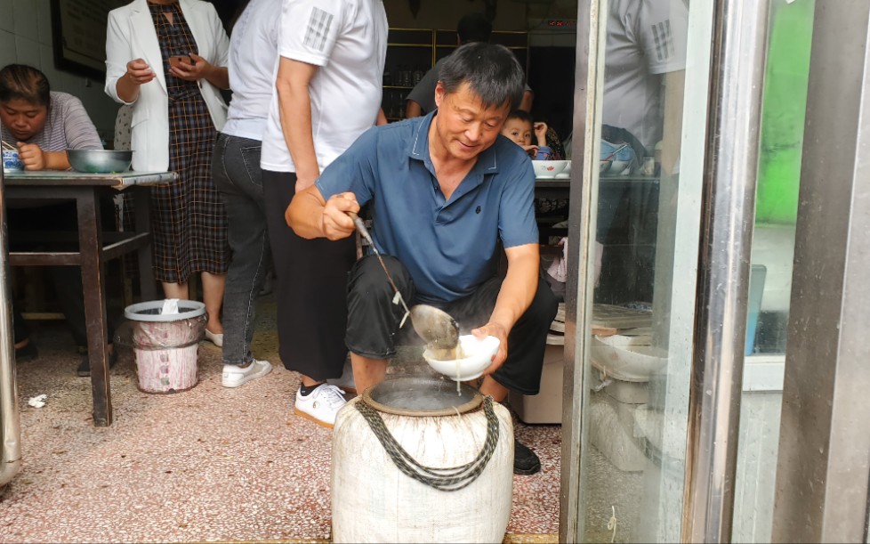 [图]菏泽谢集138年罐子汤老店，800斤羊杂一锅煮，一大碗只卖6元