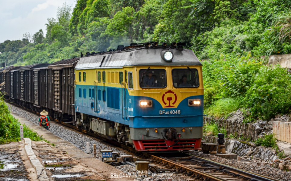 【铁路】宁局柳段df4d-4046牵引22014次货列通过湘桂线洛埠站