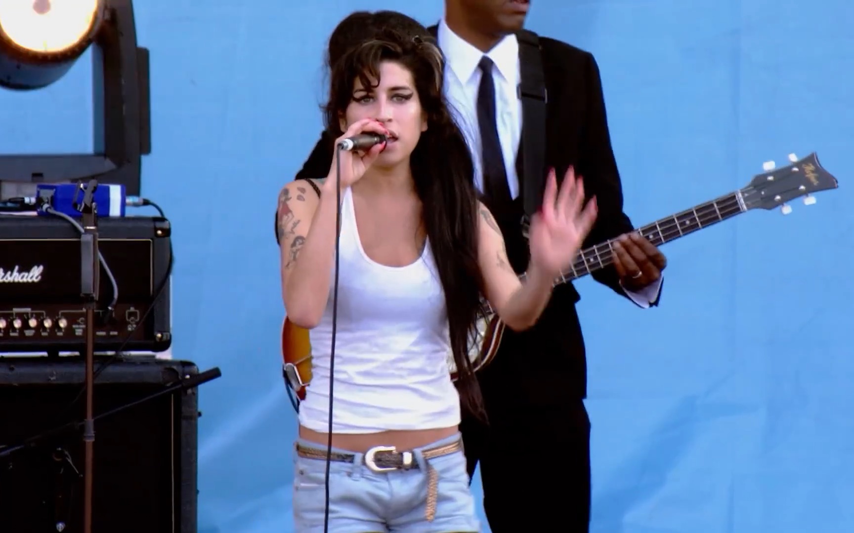 amy winehouse于2007年在isle of wight音乐节表演