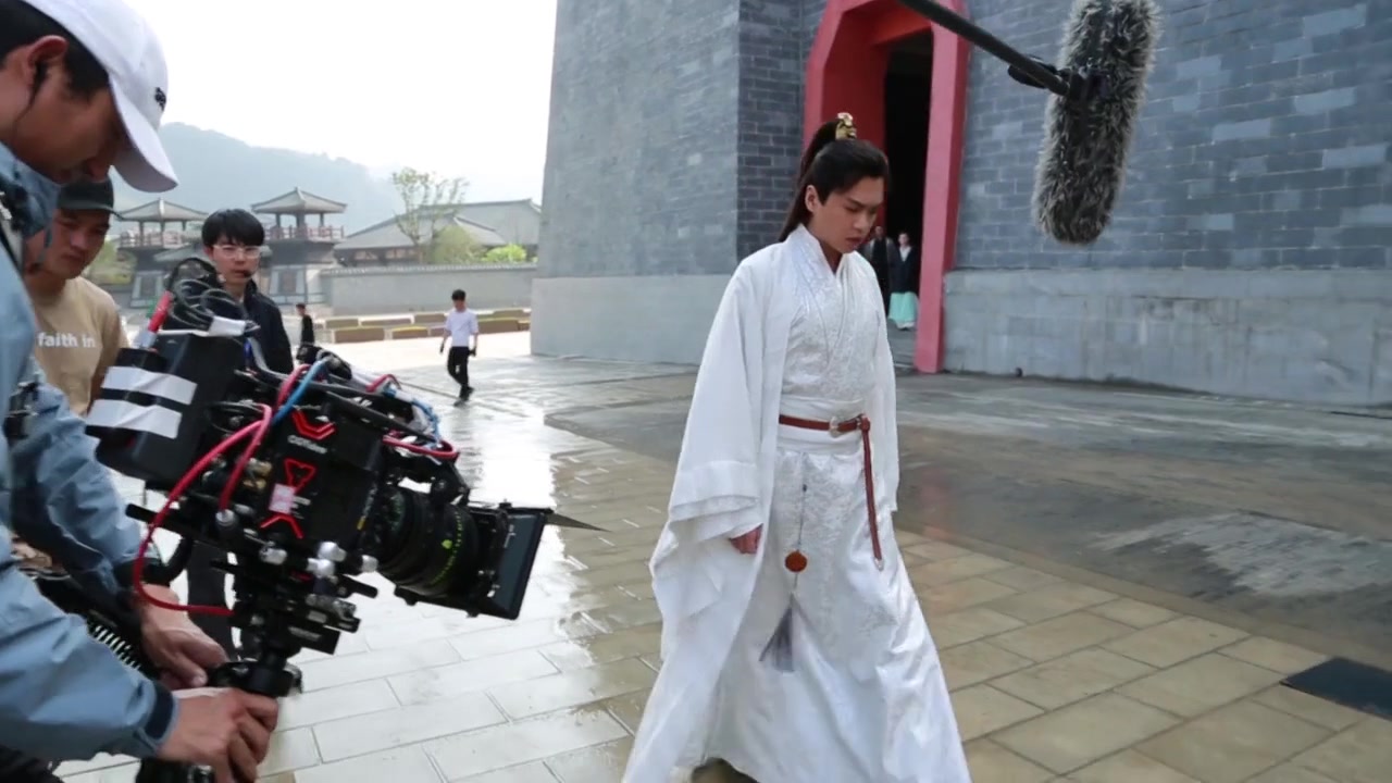 手赚猪手赚网 -《庆余年》花絮,张若昀发动"比心神功"