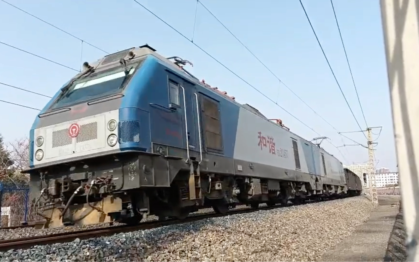 沈局辽段hxd21457牵引煤车货场发车进入京哈下行线