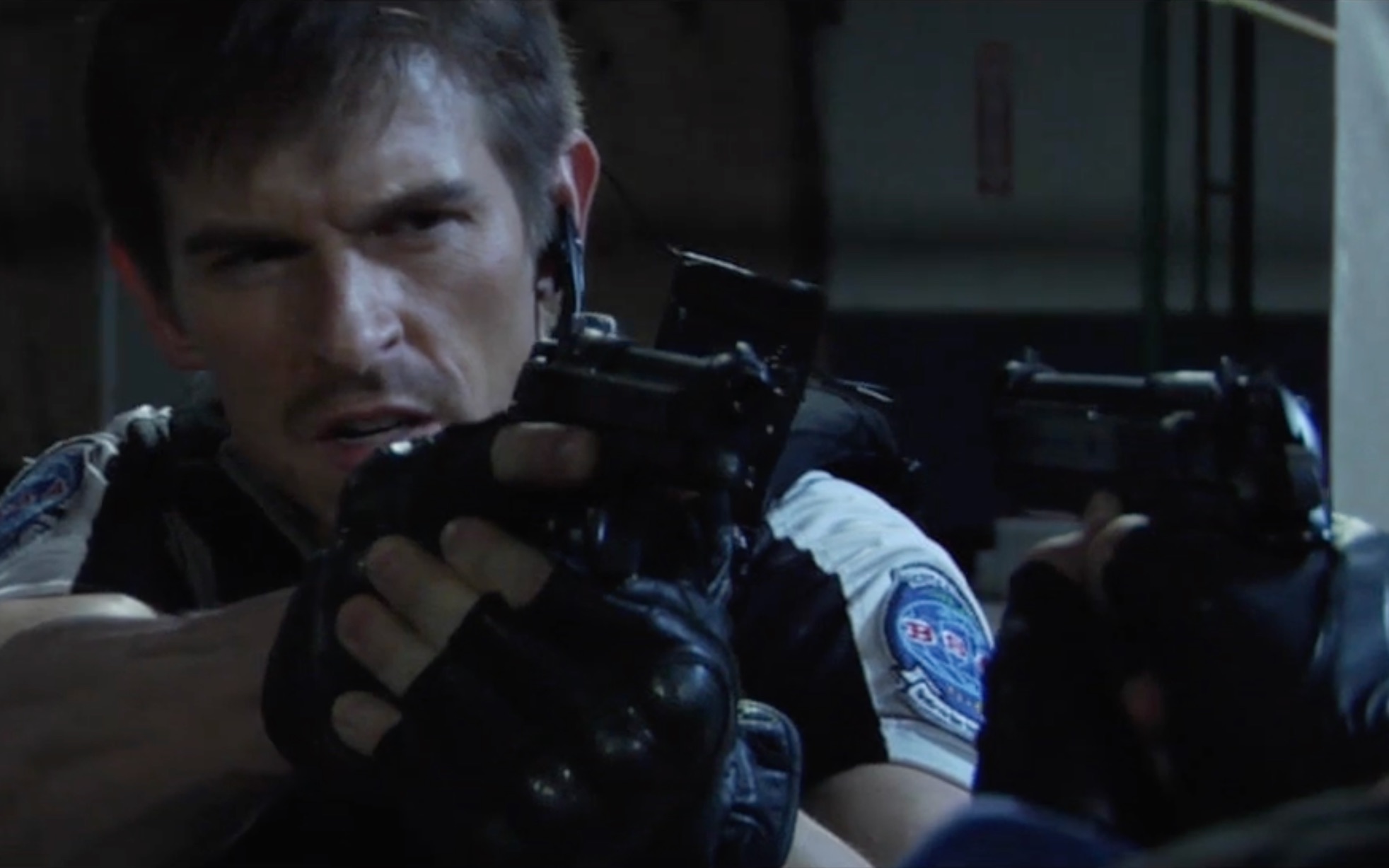 真人对比游戏生化危机6里昂vs克里斯