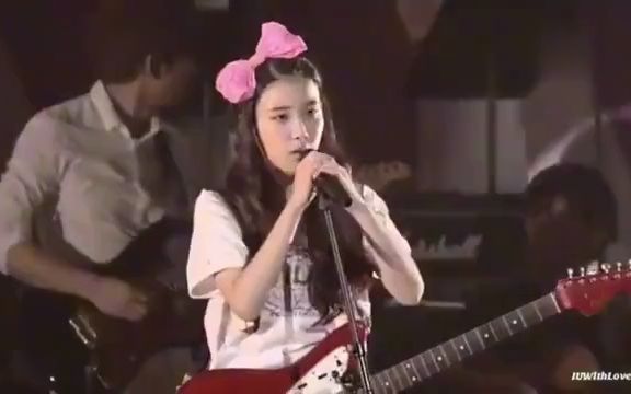 [图]IU 李知恩 《抓住我的手》吉他演奏摇滚版 李知恩演唱会现场摇滚