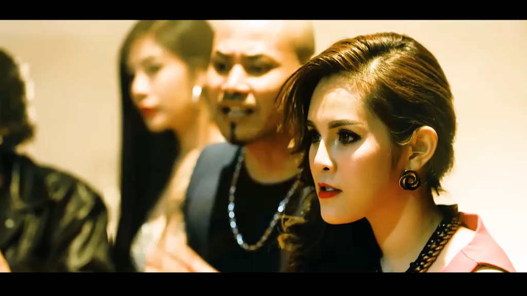 这个男人将子弹塞入了左轮枪下一秒用脑袋抵住枪:《这就是命》上