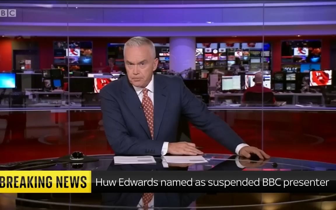 Huw Edwards named by his wife as BBC presenter accused of paying teen for explic哔哩哔哩bilibili