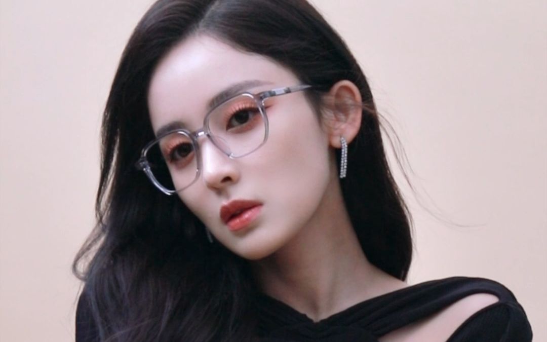 娜扎穿搭灵感|质感浅灰透明框眼镜