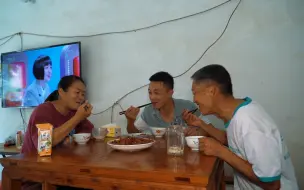 Tải video: 媳妇今天做了一盘红萝卜烧肥肠，愿意做美食给你吃的人是爱你的人