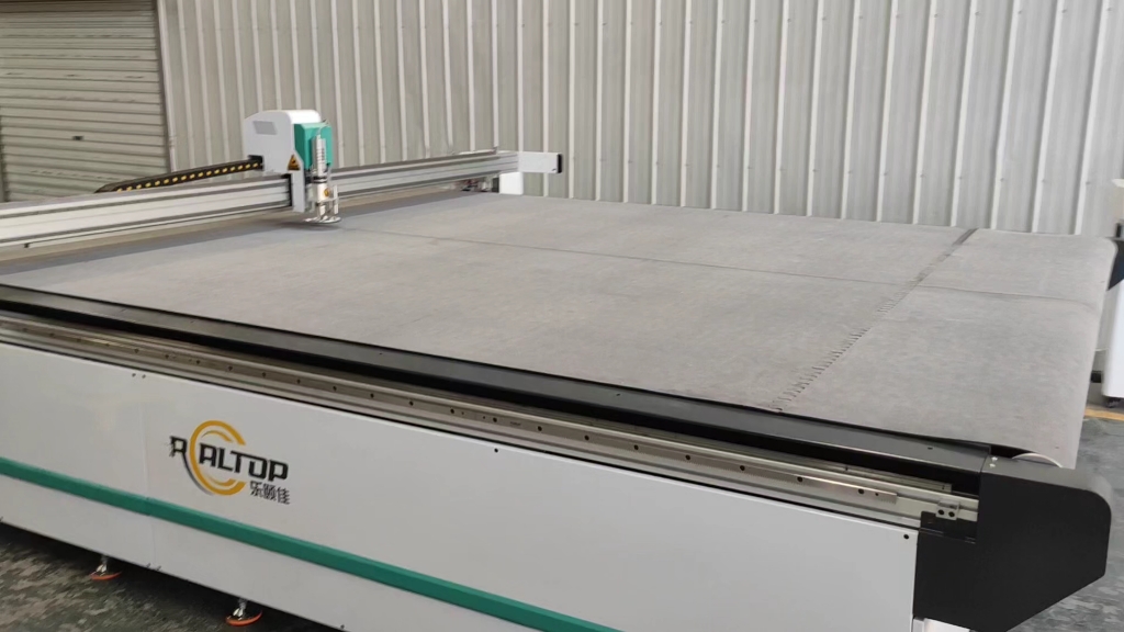 全自动圆刀切割机,高速静音,智能排版,一键改尺,省工省料,沙发工厂