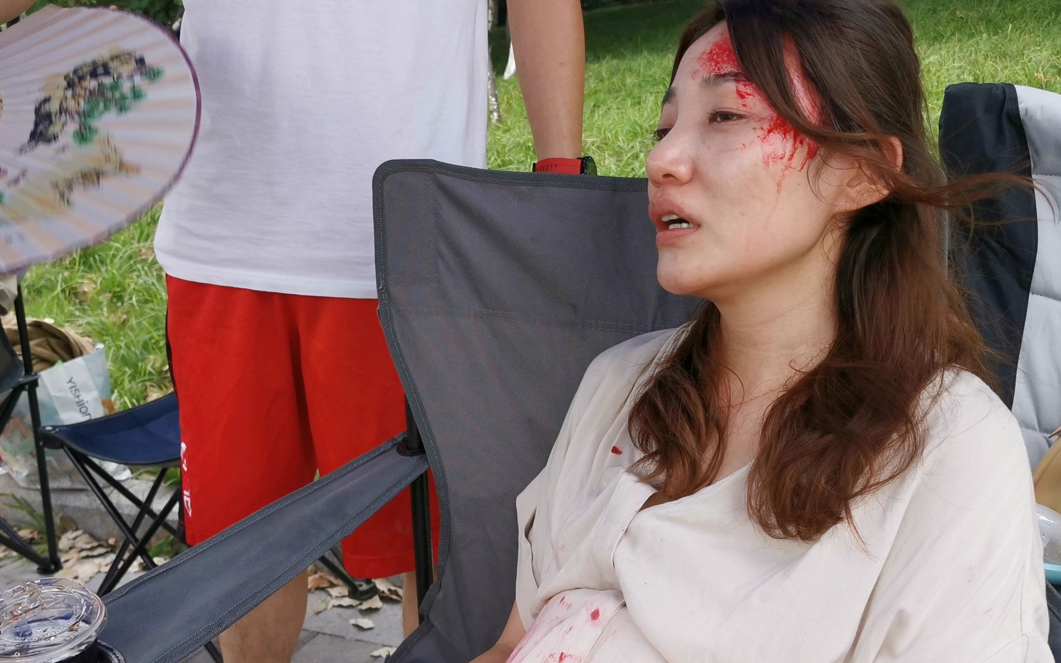 演员太敬业了,看重庆夏天拍戏到底有多热,演员在60度地面躺倒中暑.