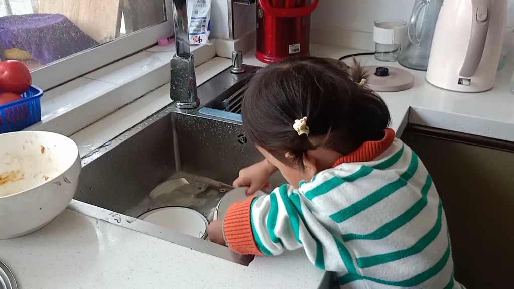 2岁半小女孩挑战洗碗,萌翻你的日常