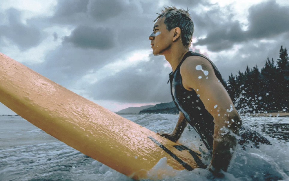 【李现】最新冲浪大片,好狂野的男人迎着巨浪!