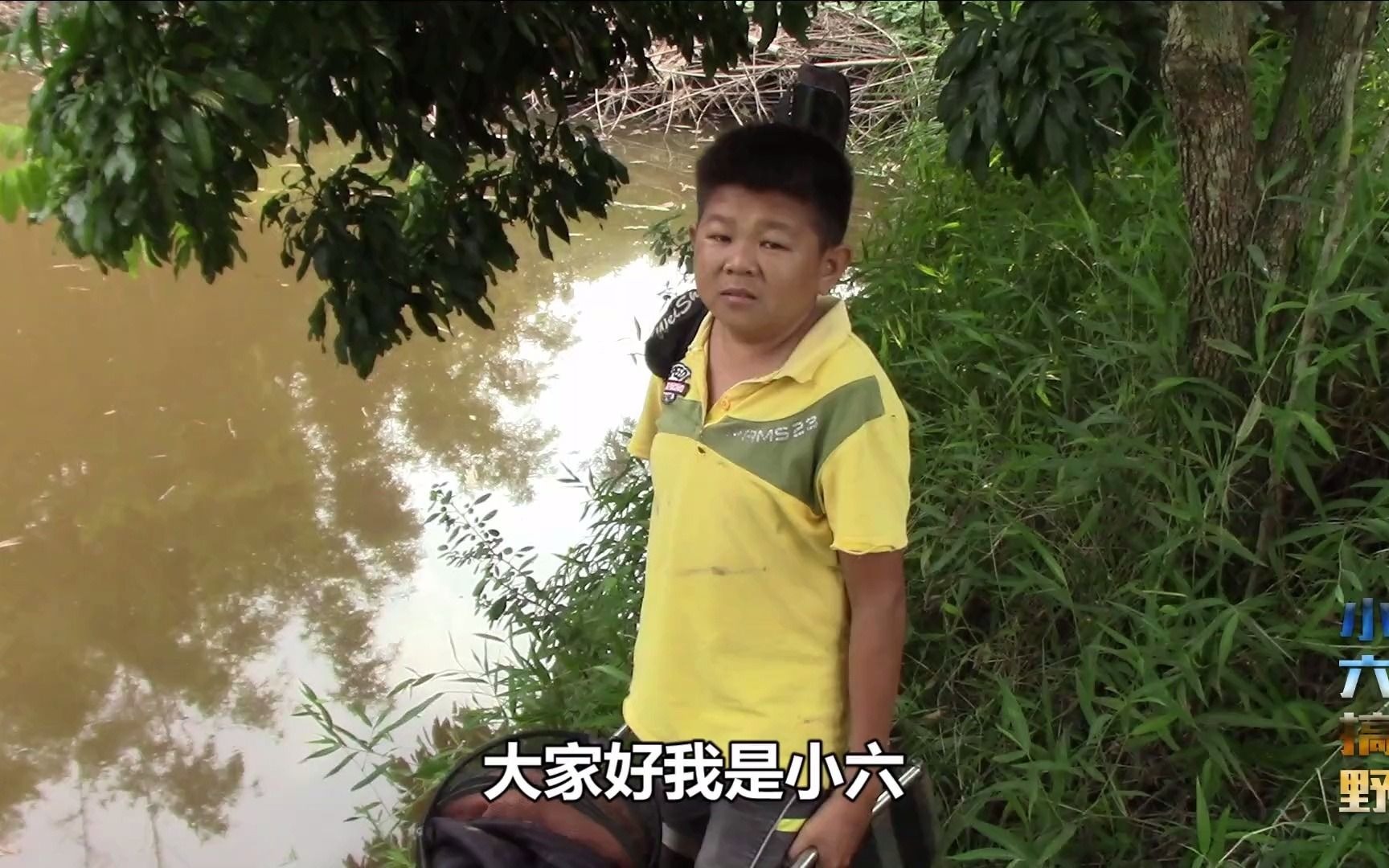 小六搞野农村小子用蚯蚓再加料居然钓到鲫鱼